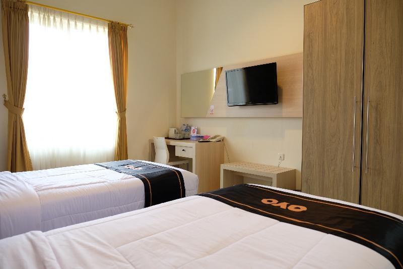 Oyo 1616 Hotel Central City 2 Tanjung Pandan Exterior foto