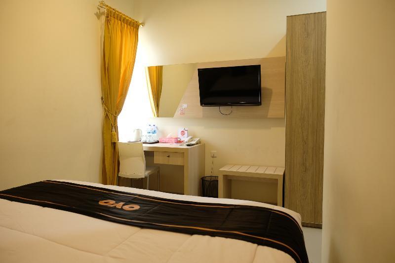 Oyo 1616 Hotel Central City 2 Tanjung Pandan Exterior foto